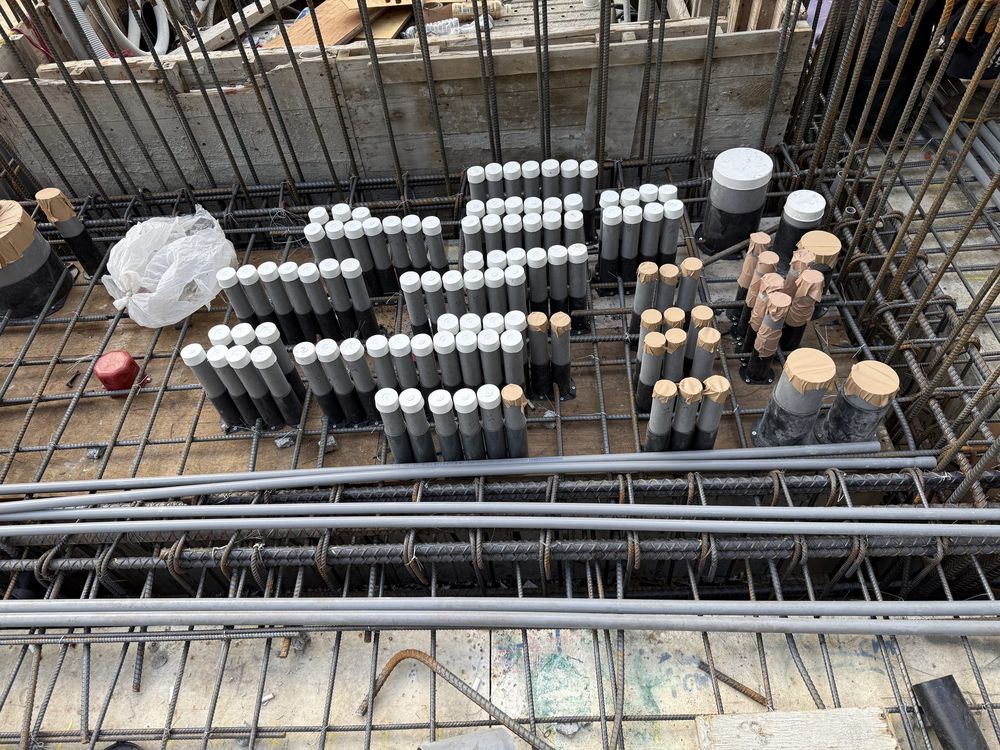 灌漿前預埋在樓板鋼筋上的成排給排水套管